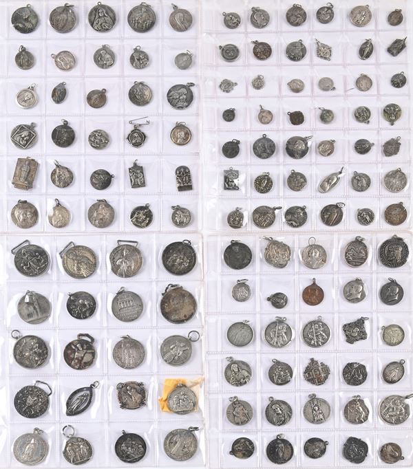 Lotto di 122 medaglie e medagliette religiose in argento e metallo