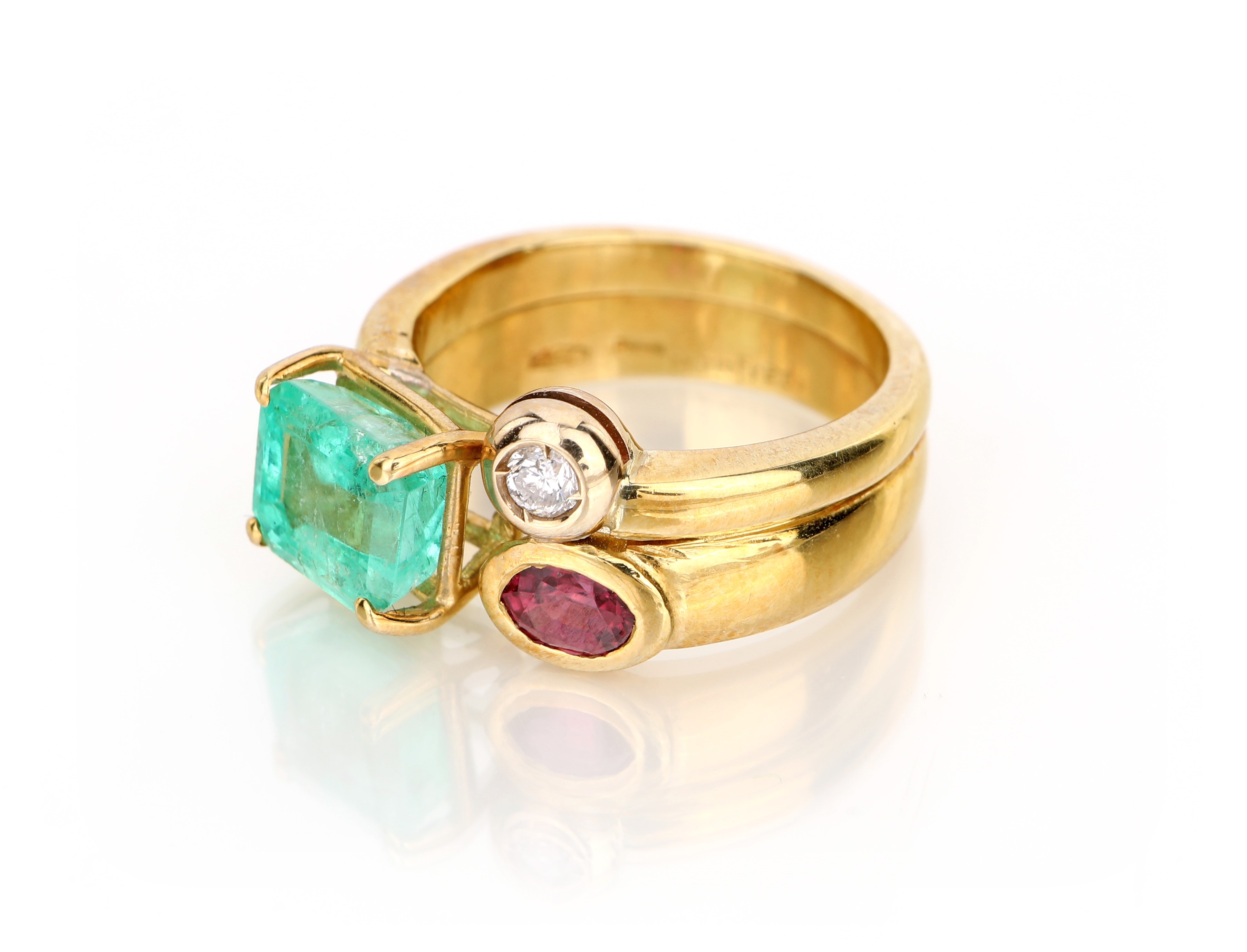 Anello in oro smeraldo, rubino e brillante