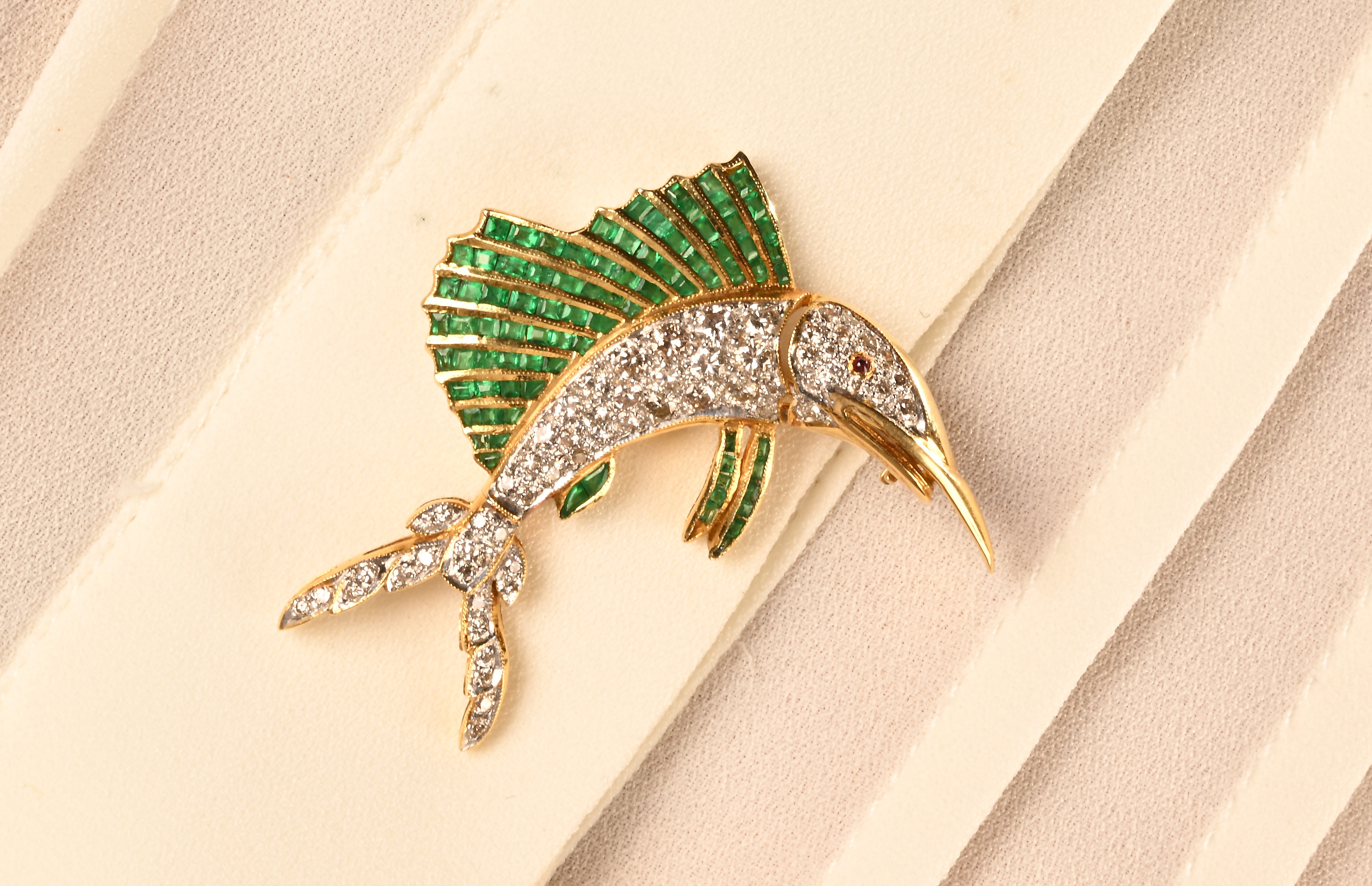 Spilla Marlin in Oro, Brillanti e Smeraldi