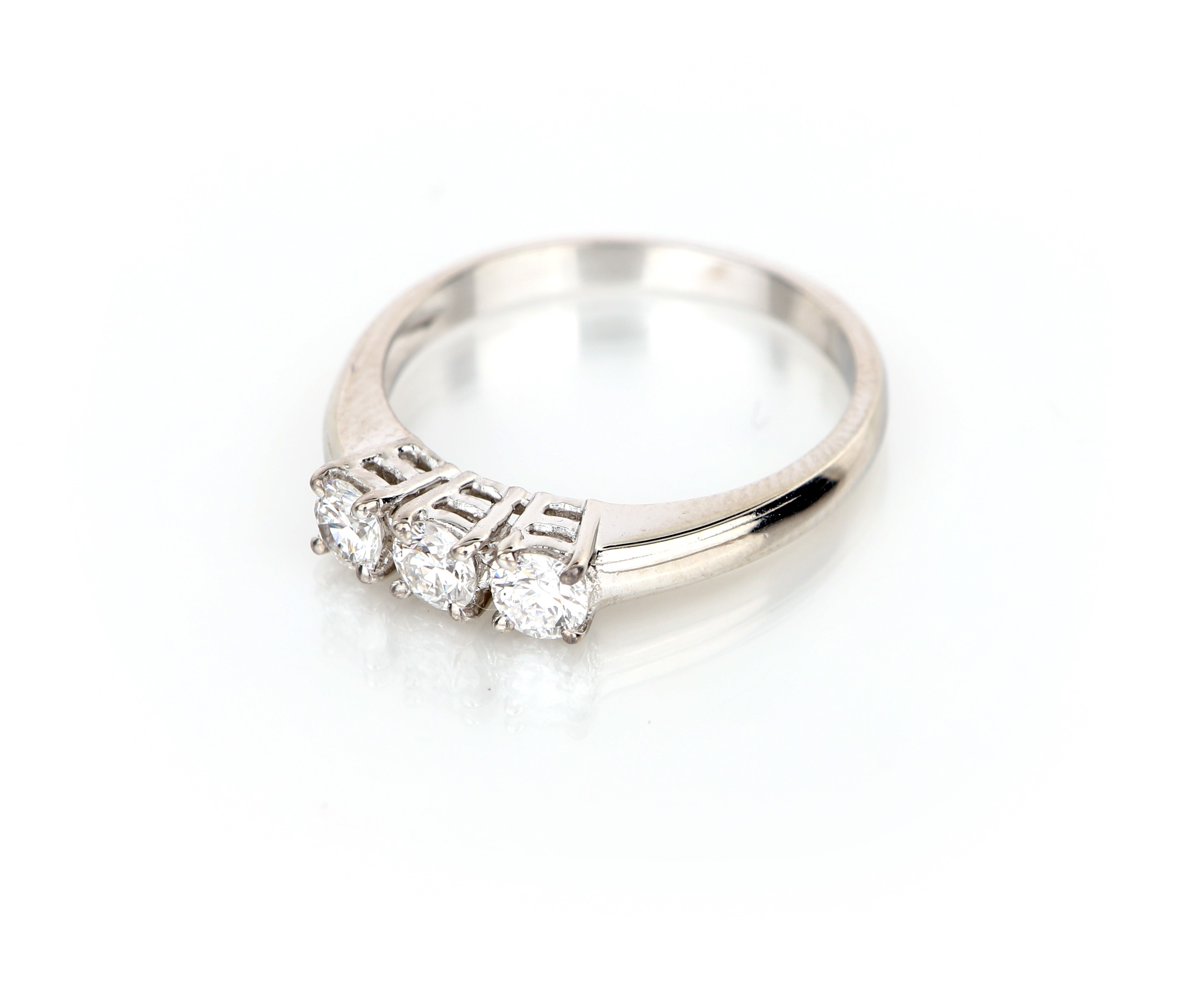 Anello trilogy in oro e brillanti