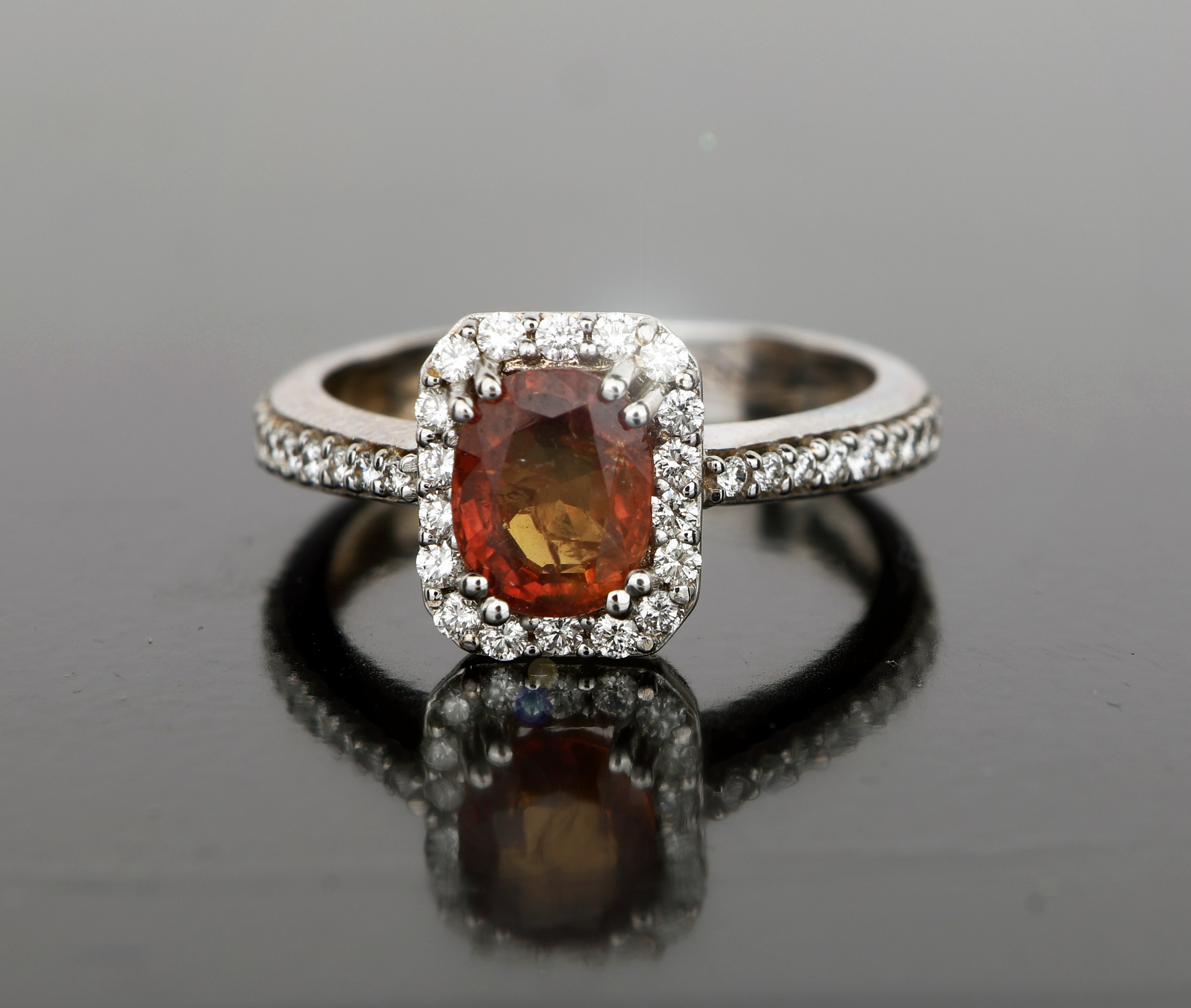 Anello in oro, zaffiro arancione e brillanti