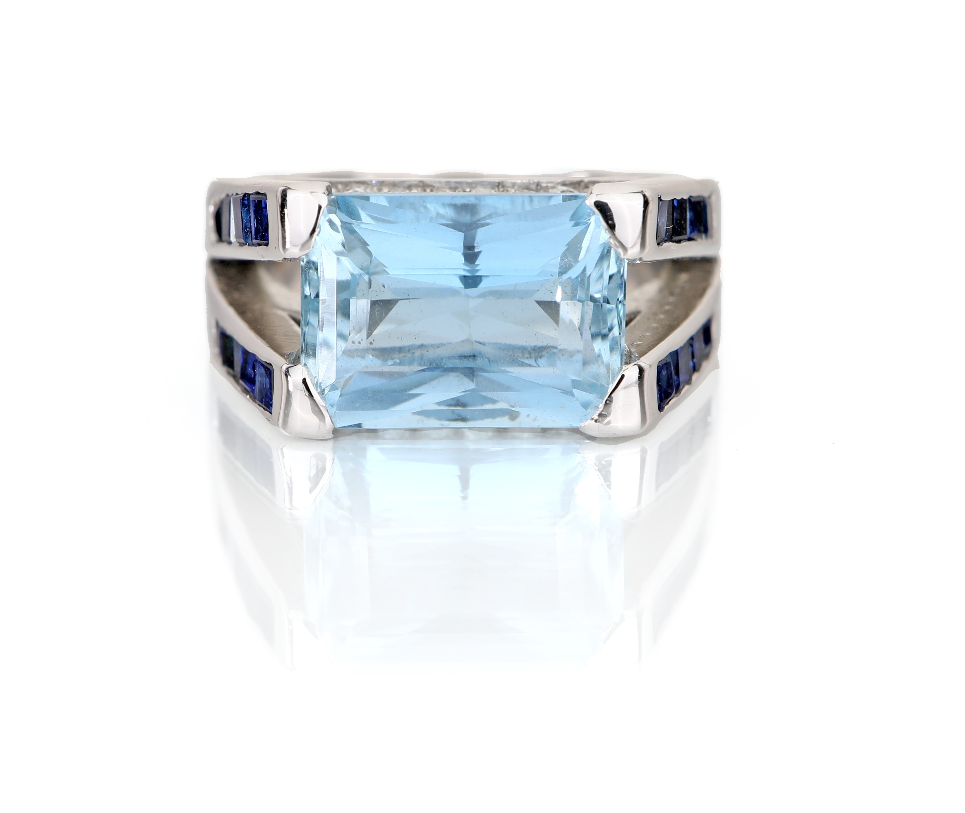 Anello in oro, acquamarina, zaffiri e brillanti