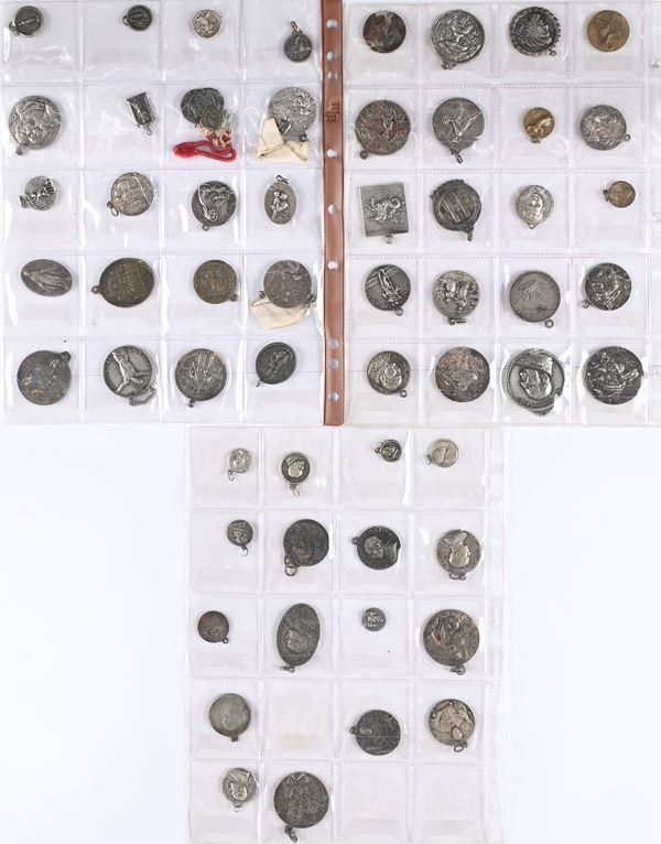 Lotto di 60 medaglie e medagliette in metallo argentato per lo più di argomento religioso