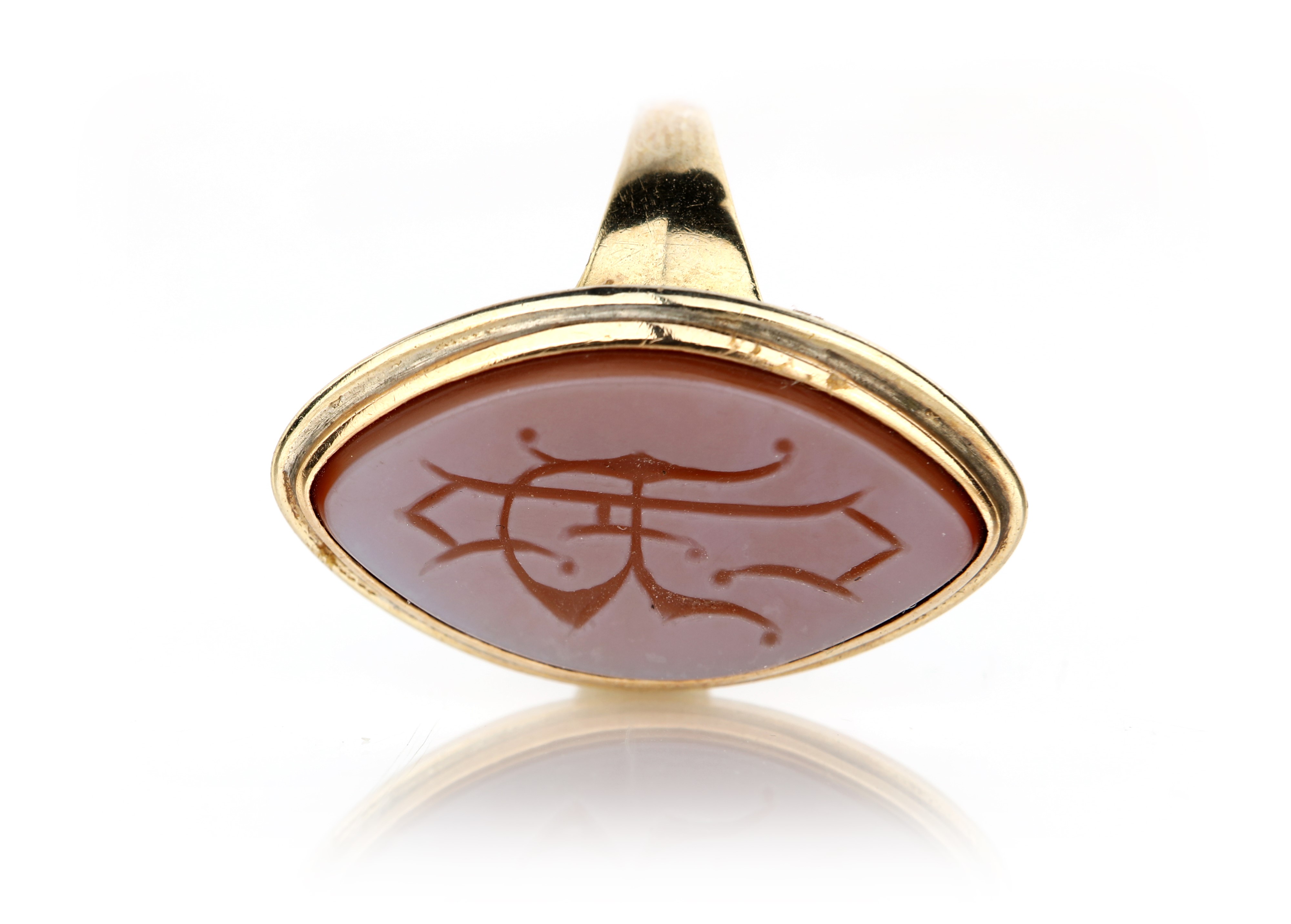 Anello in oro a sigillo con corniola incisa