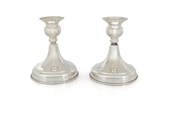 Coppia di candelieri bassi in argento 925/000