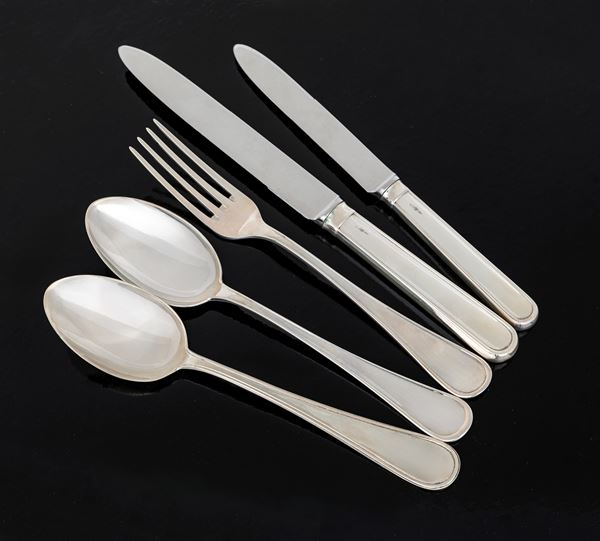 Campionatura di posate di diversa manifattura ma con analoghe caratteristiche