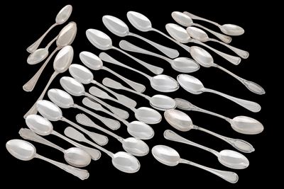 Trentadue Cucchiaini da Caffè e da Tè Appartenenti a Diversi Servizi
