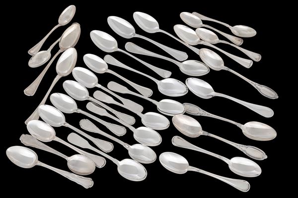 Trentadue cucchiaini da caffè e da tè appartenenti a diversi servizi