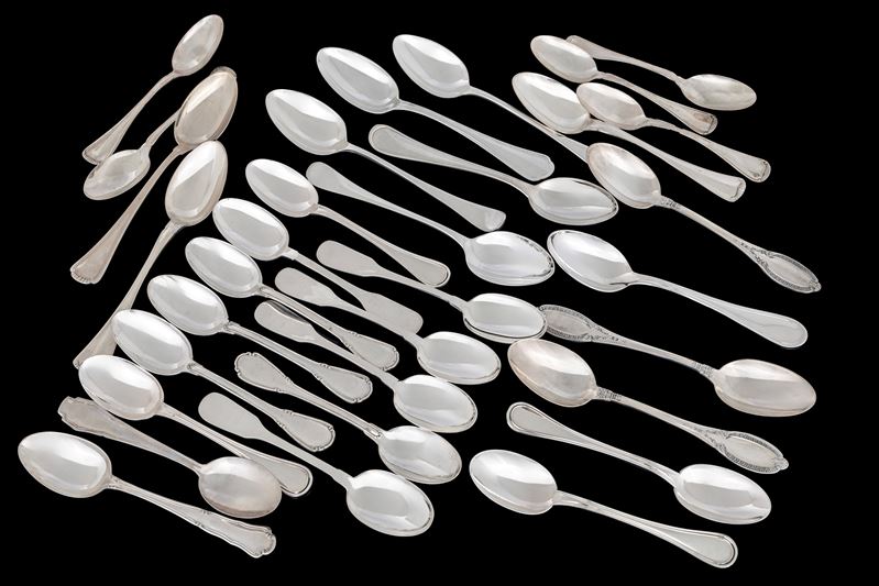 Trentadue Cucchiaini da Caffè e da Tè Appartenenti a Diversi Servizi