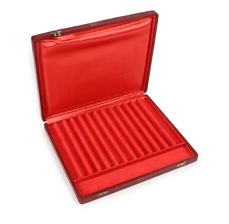 Astuccio Portapenne in Legno Rivestito di Pelle Rossa. Interno in Raso e Velluto Rosso con 13 Sco...