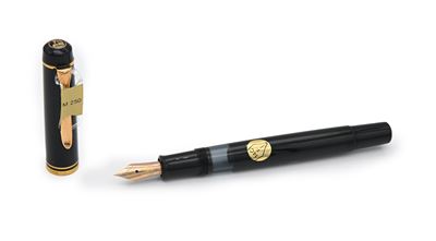 Pelikan M 250 - Penna Stilografica in Vernice Nera con Particolari Dorati