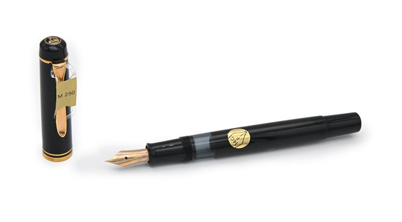Pelikan M 250 - Penna Stilografica in Vernice Nera con Particolari Dorati