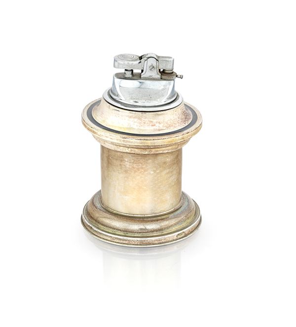 Accendino da tavolo in argento a forma di rocchetto