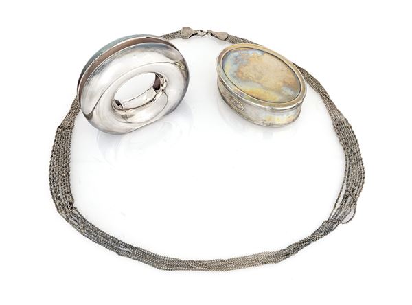 Portatovaglioli da tavolo, scatola ovale e collana in argento a diverso titolo