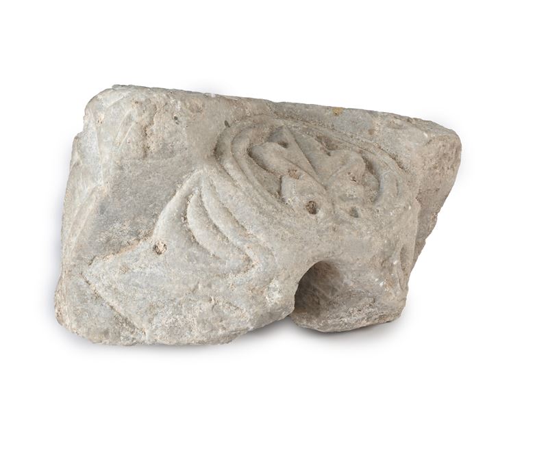 Frammento di gocciolatoio parietale in marmo