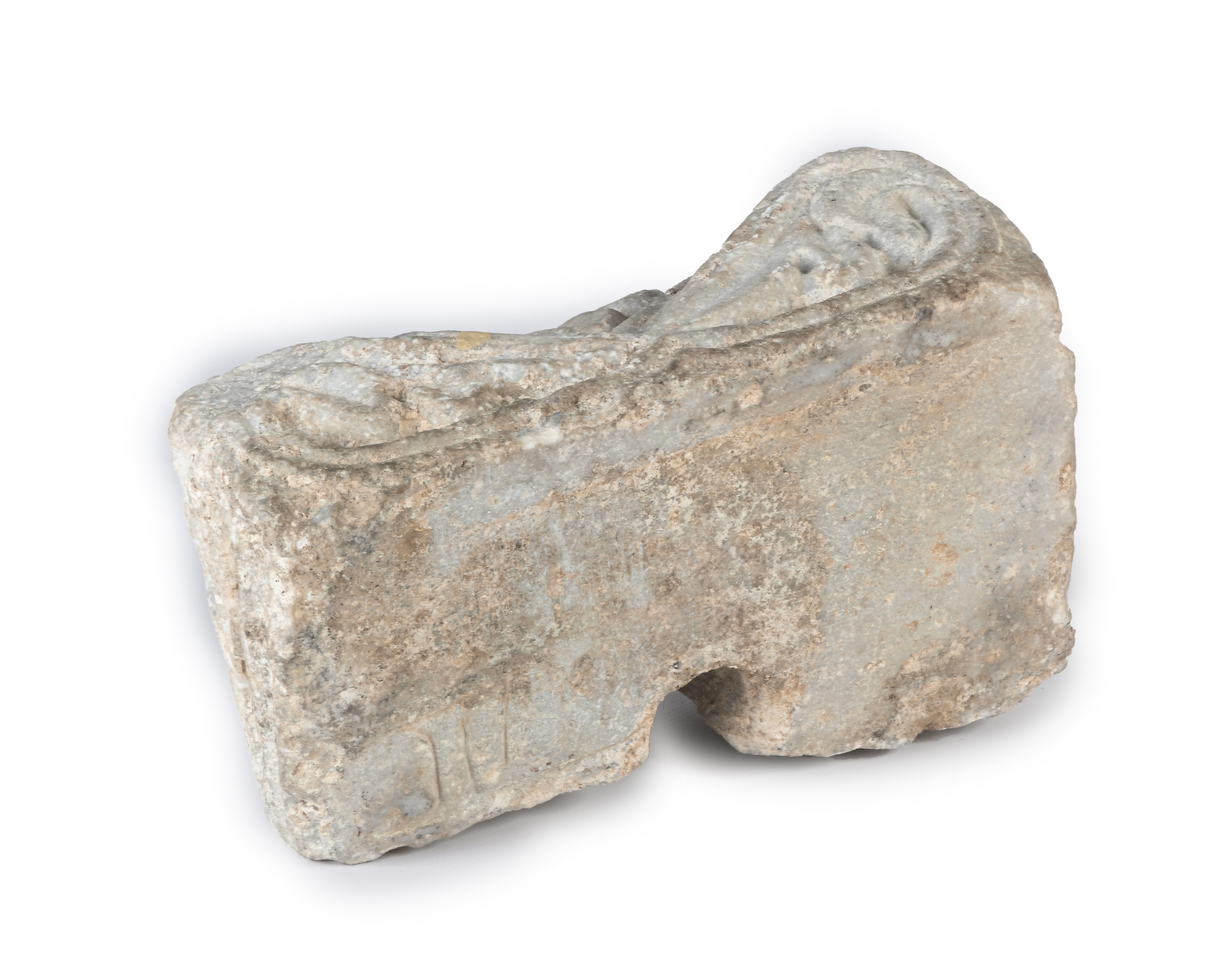 Frammento di gocciolatoio parietale in marmo