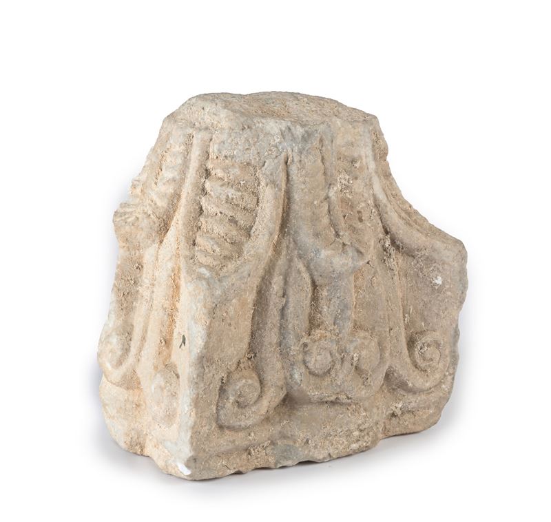 Frammento di Capitello Parietale in Marmo