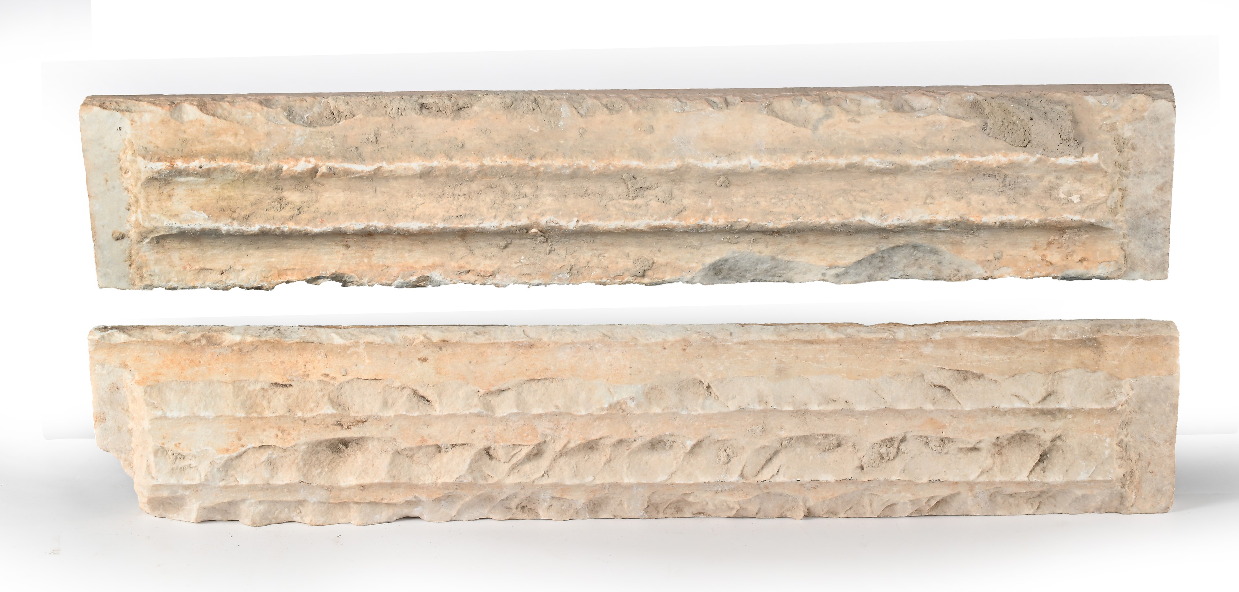 Due antiche lesene in marmo bianco con intarsi cosmateschi