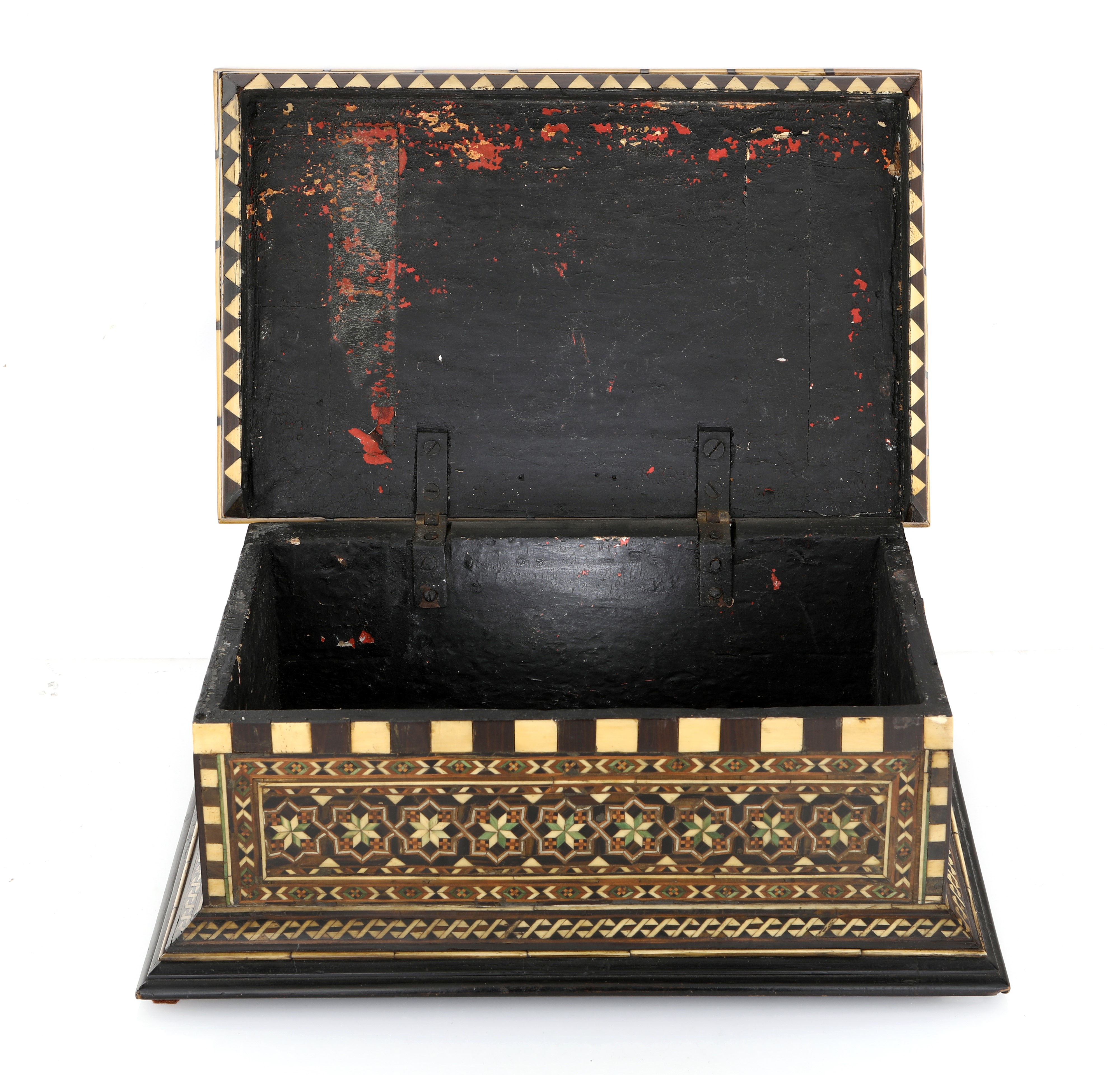 Cassetta moresca minuziosamente intarsiata in legni naturali e tinti, Italia settentrionale, XV s...