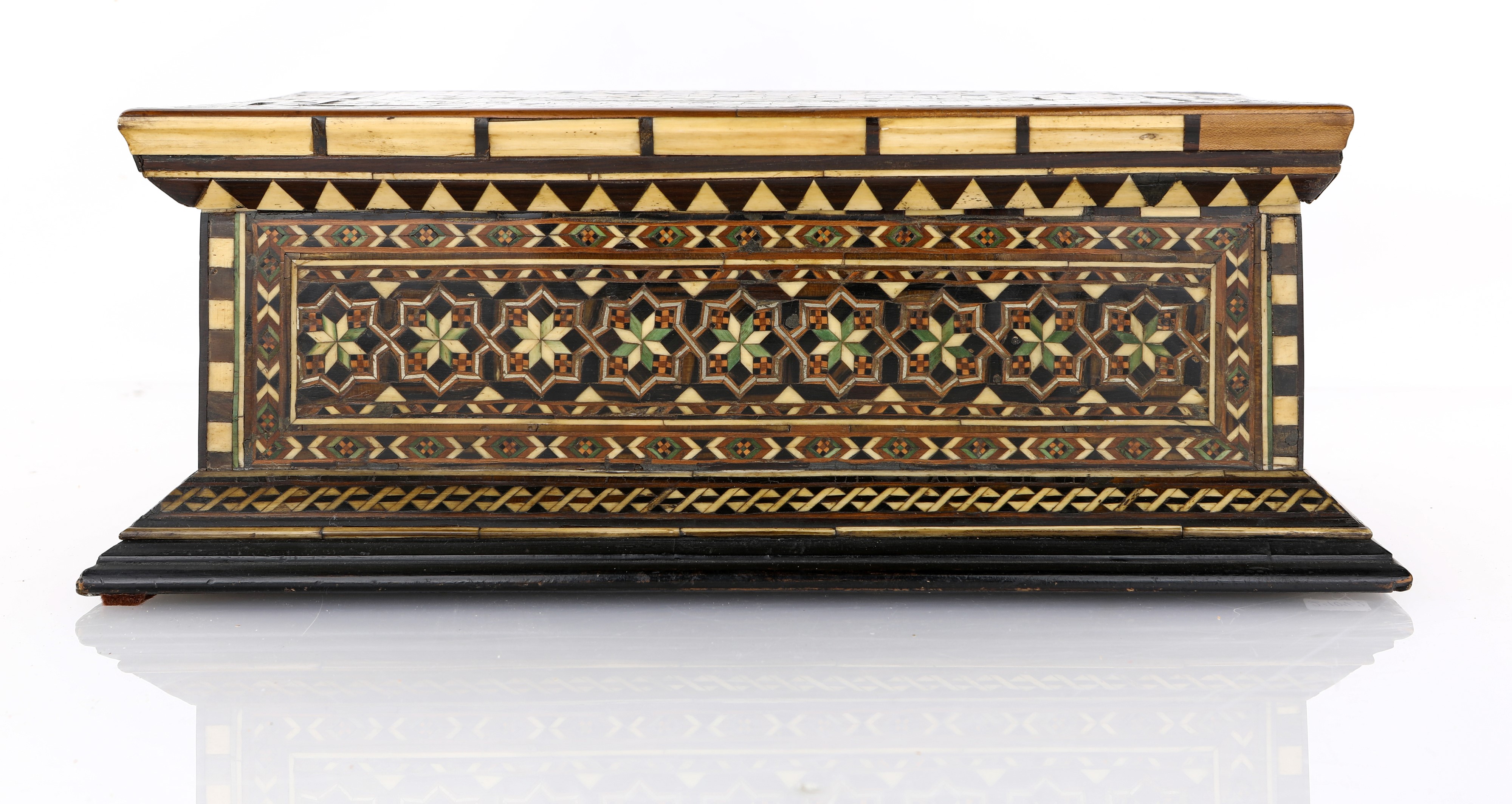Cassetta moresca minuziosamente intarsiata in legni naturali e tinti, Italia settentrionale, XV s...