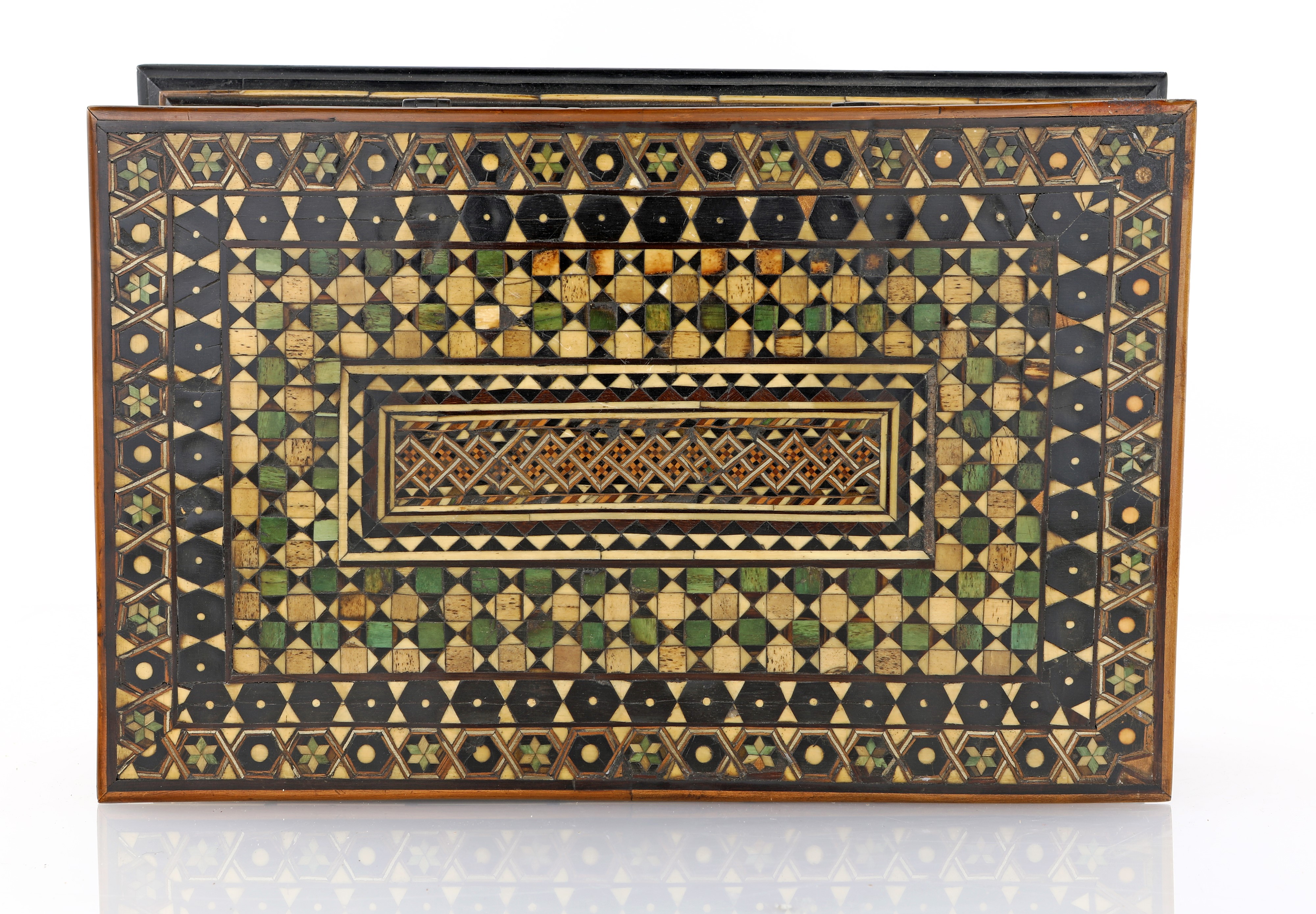 Cassetta moresca minuziosamente intarsiata in legni naturali e tinti, Italia settentrionale, XV s...