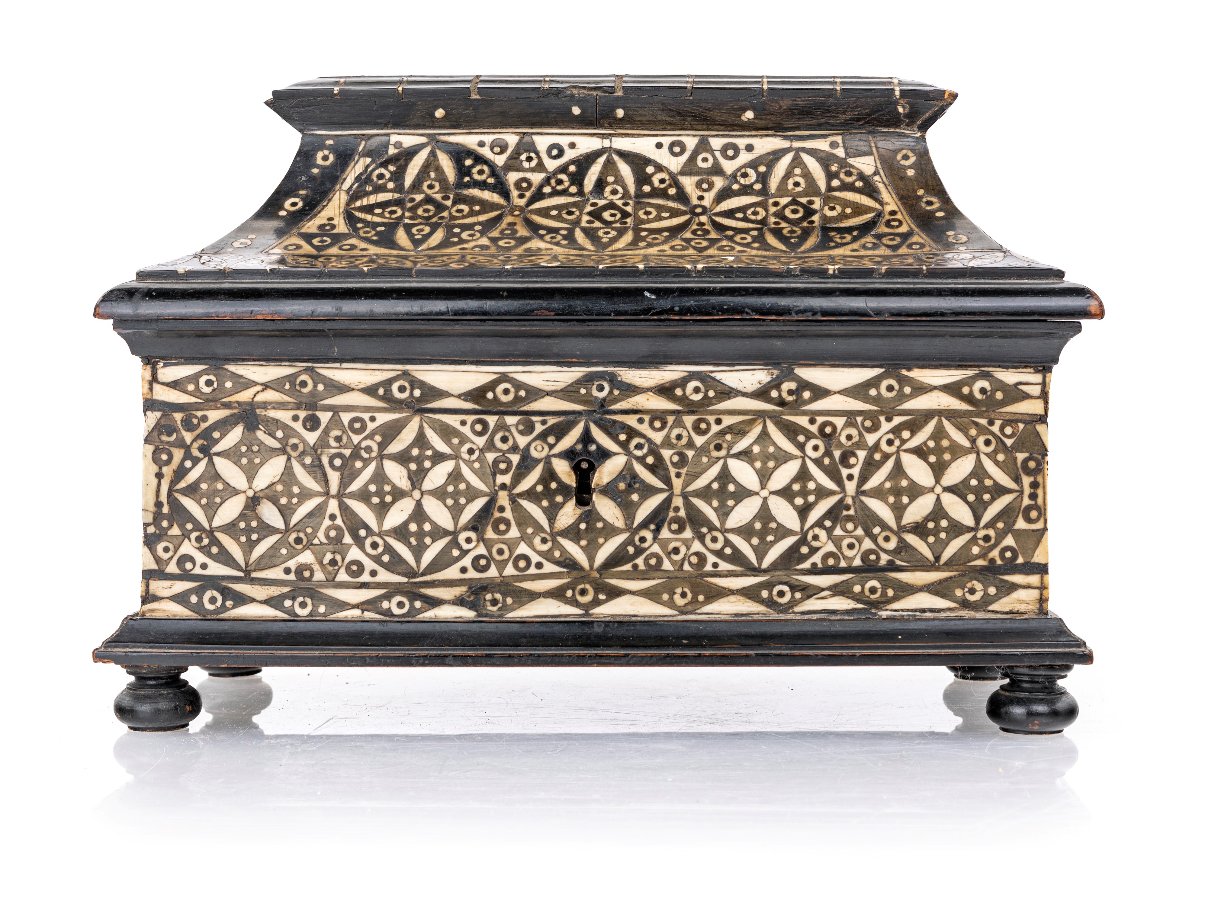 Cofanetto in legno ebanizzato intarsiato in osso, Italia centrale, XVI/XVII secolo