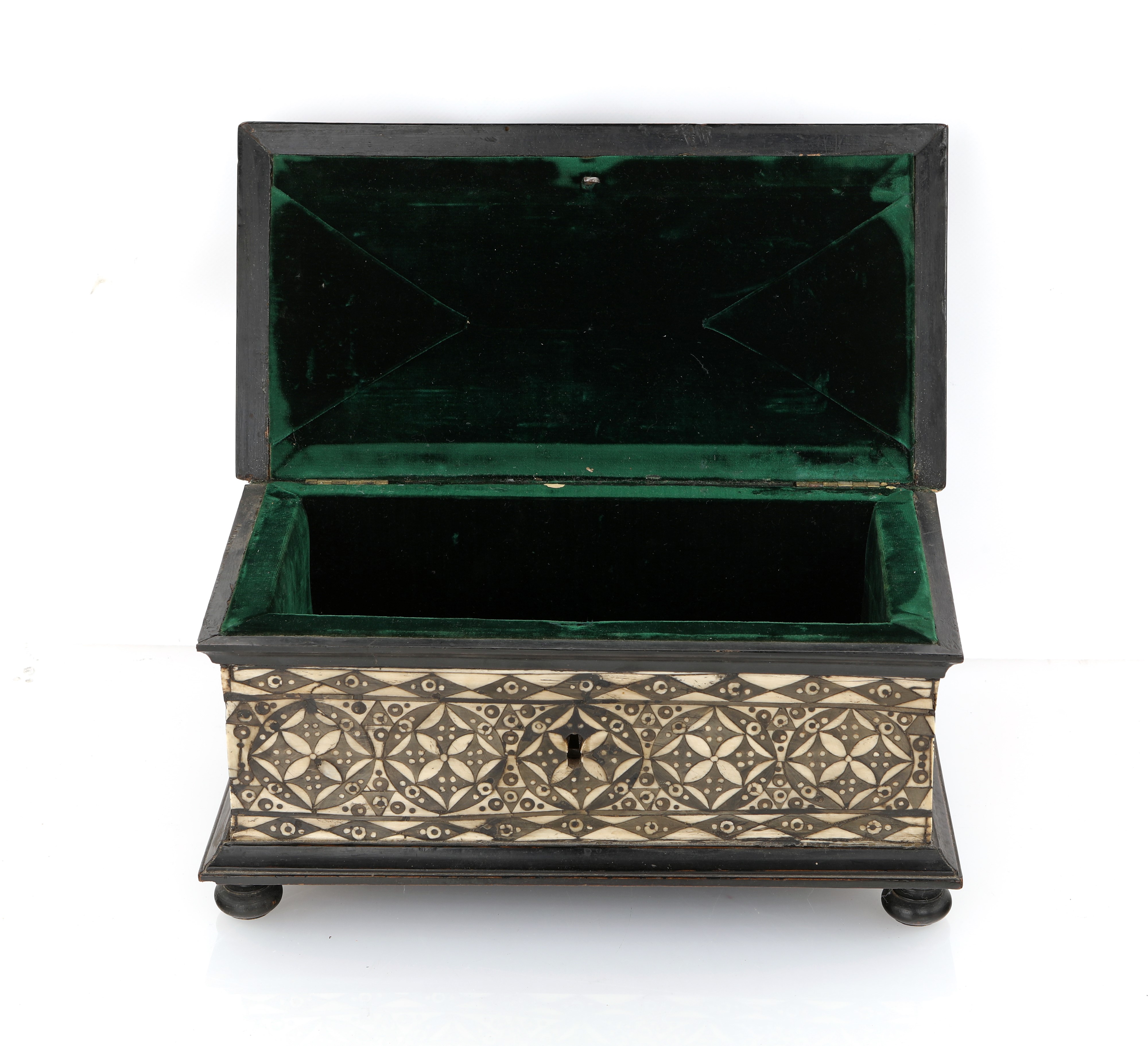 Cofanetto in legno ebanizzato intarsiato in osso, Italia centrale, XVI/XVII secolo