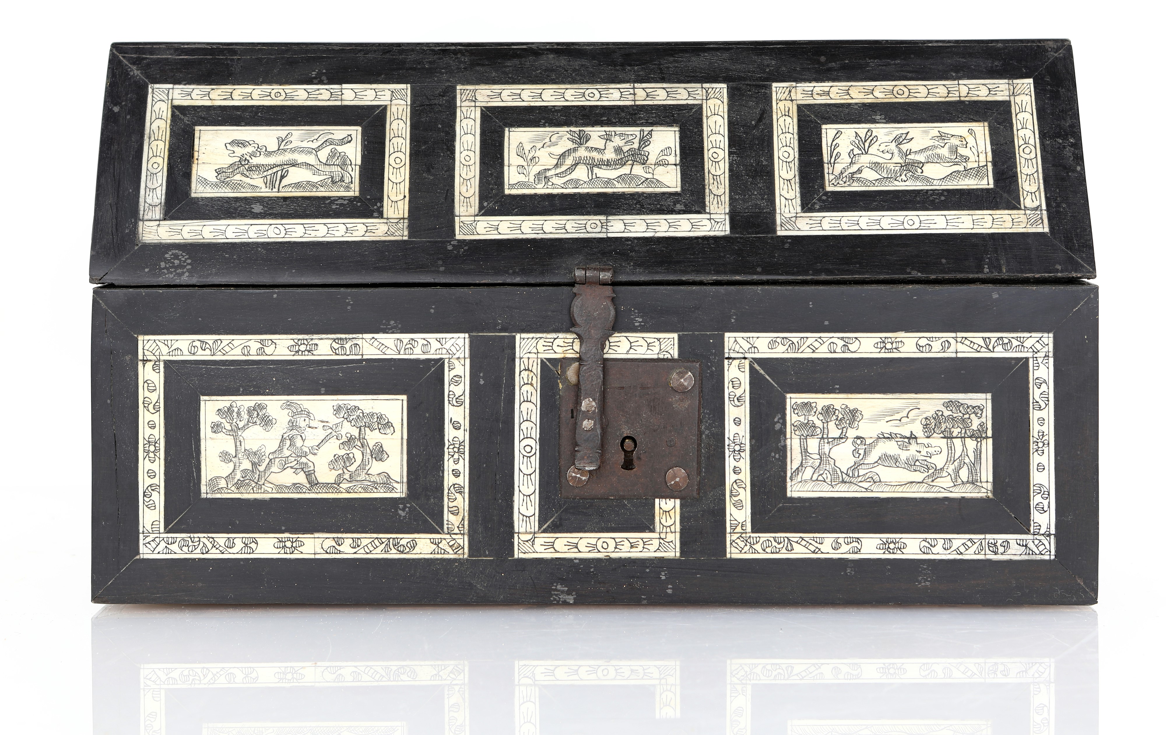 Cofanetto in legno ebanizzato con placchette in osso pirografato, Italia settentrionale o Germani...