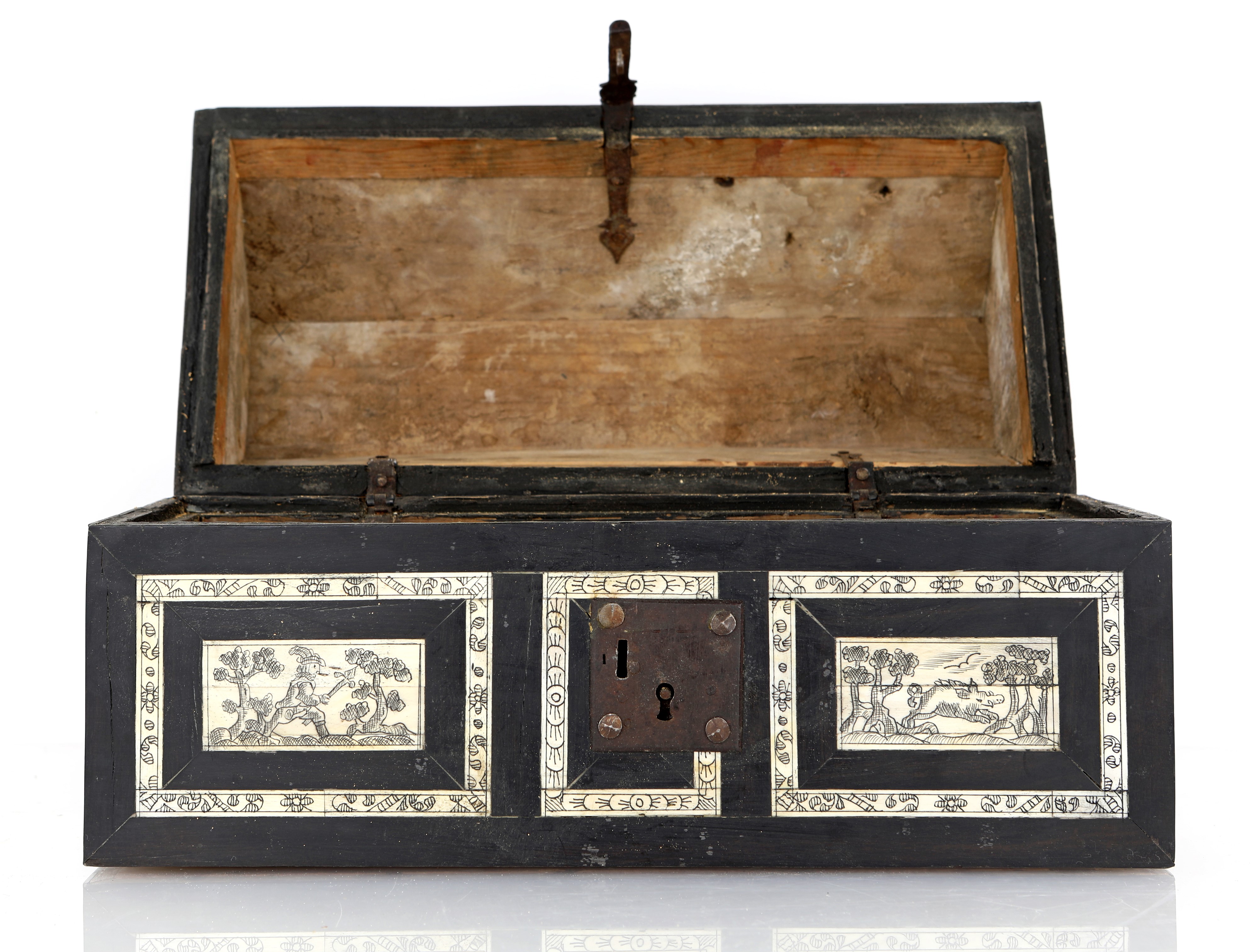 Cofanetto in legno ebanizzato con placchette in osso pirografato, Italia settentrionale o Germani...