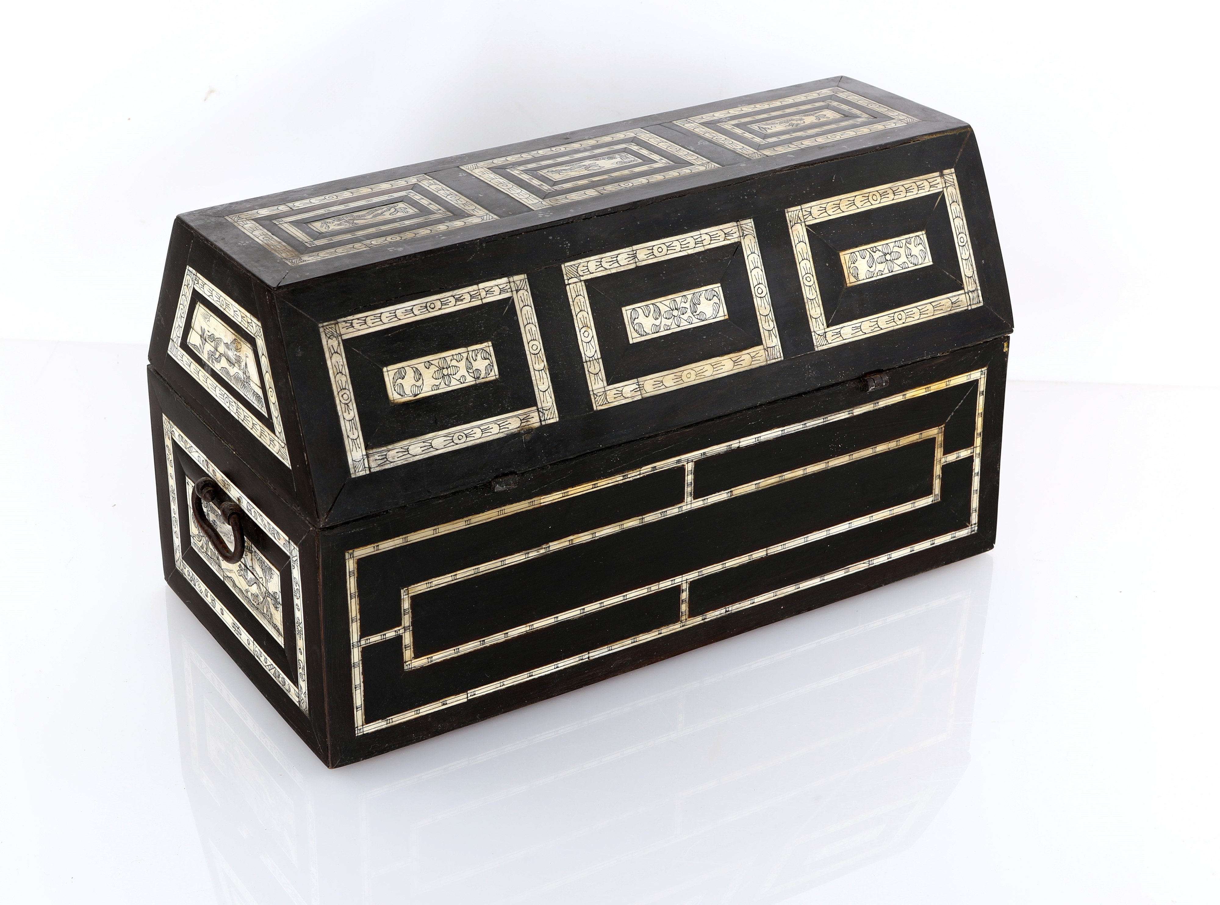 Cofanetto in legno ebanizzato con placchette in osso pirografato, Italia settentrionale o Germani...