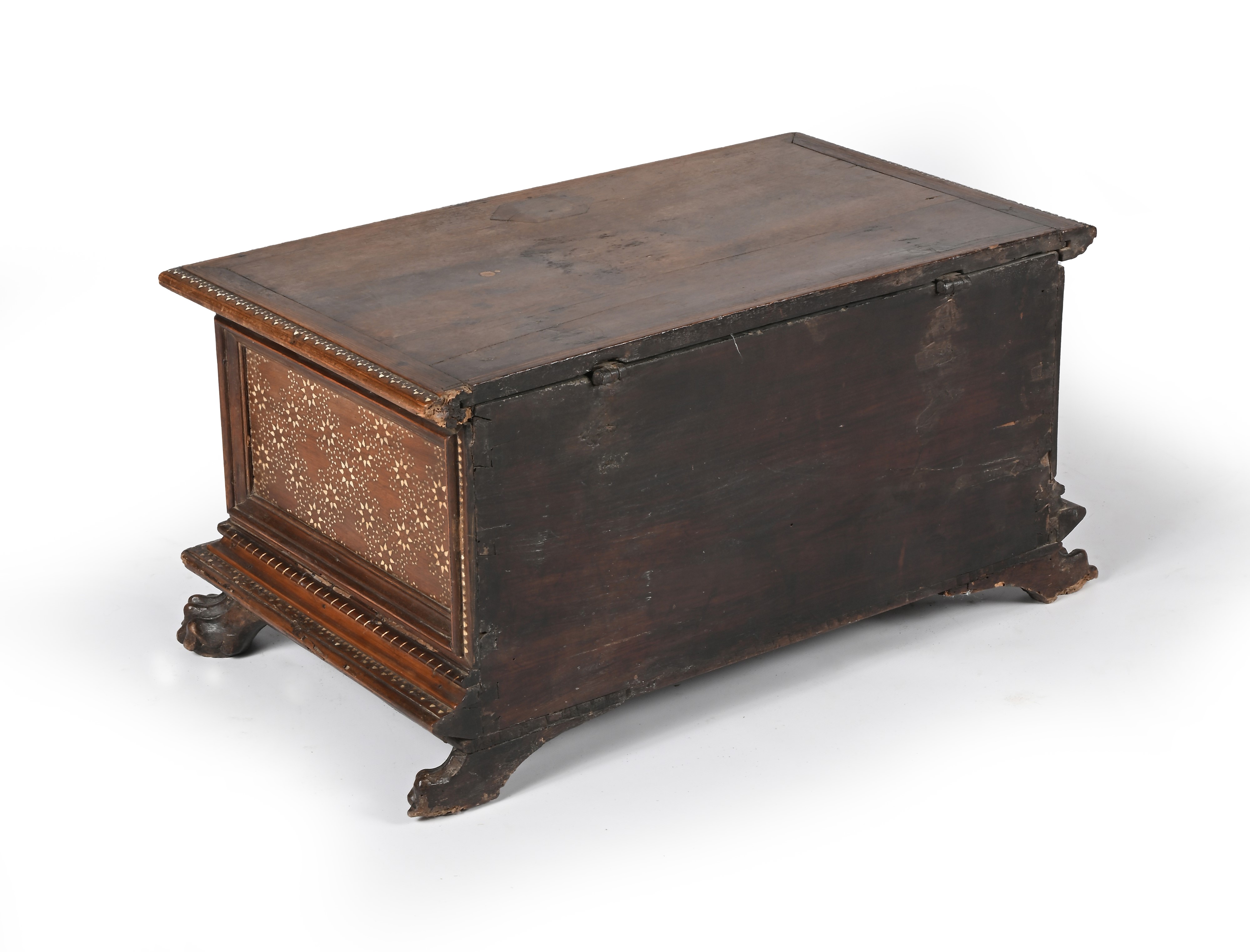 Cassa in noce intarsiato "alla certosina", Italia, XVII secolo