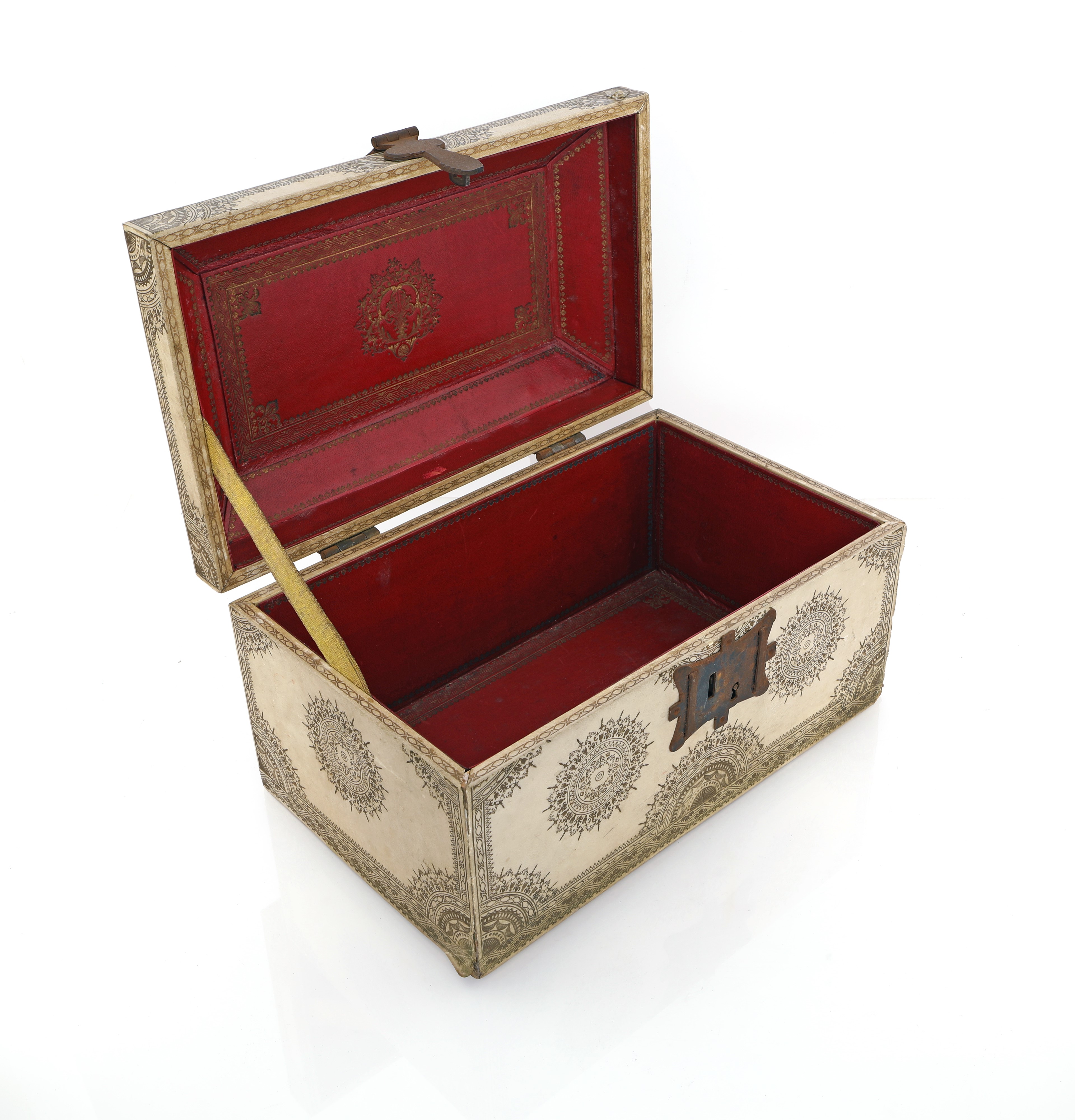 Cofanetto stile arabo normanno in legno rivestito in pergamena e cuoio, Maison Chalmette, Parigi,...