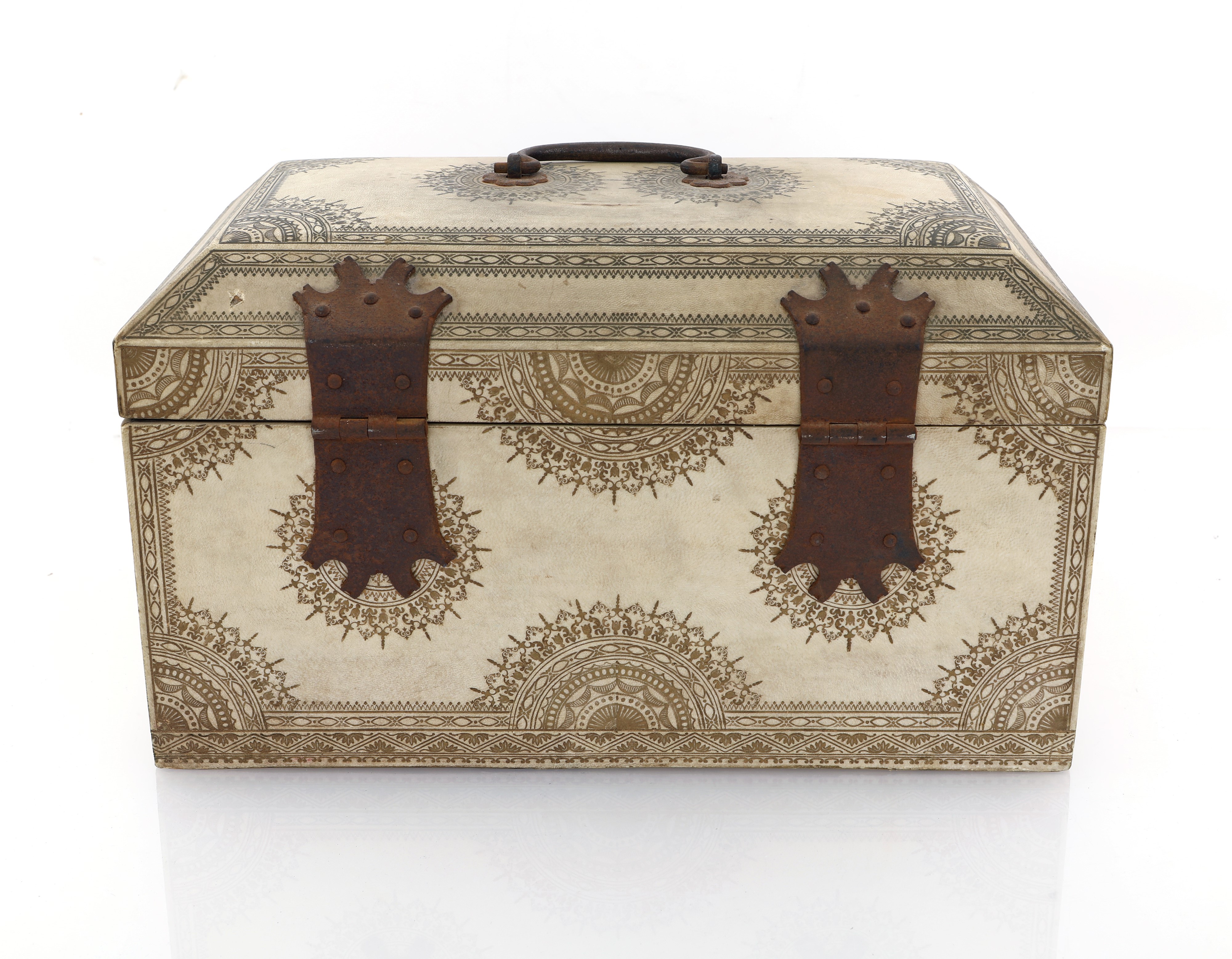 Cofanetto stile arabo normanno in legno rivestito in pergamena e cuoio, Maison Chalmette, Parigi,...