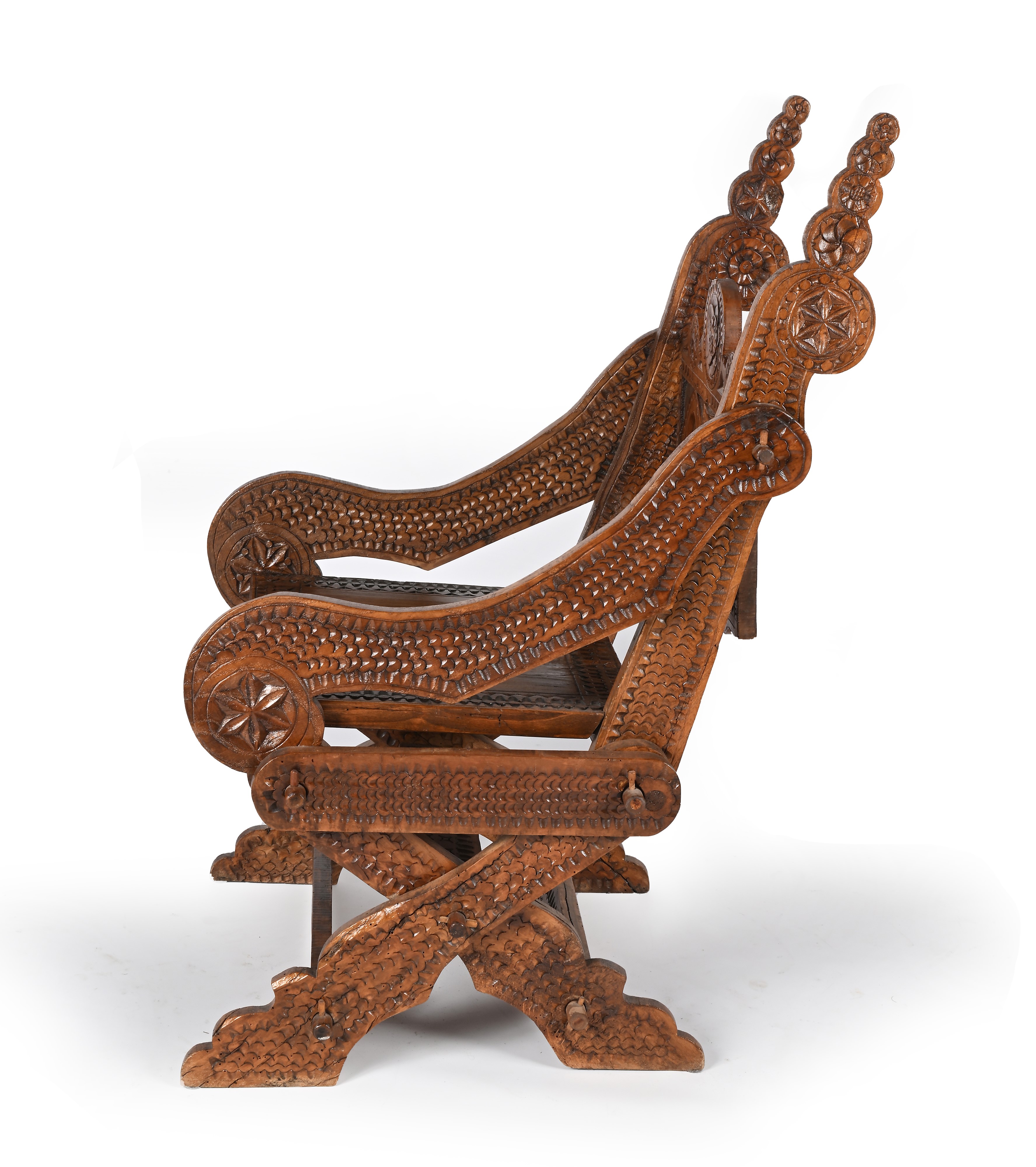 Poltrona in noce intagliato Sicilia, inizi del Novecento