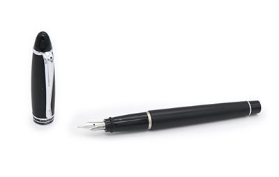 Aurora Ipsilon - Penna Stilografica in Resina Nera Effetto Satin con Particolari in Acciaio