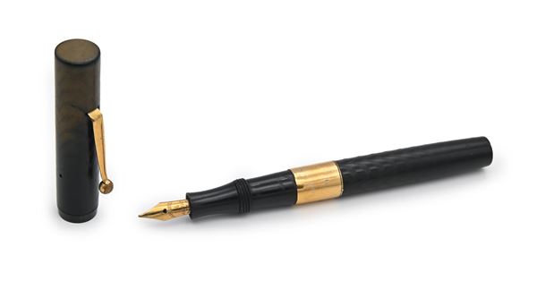 J. Harris & Co. - Penna stilografica in celluloide nera con particolari dorati