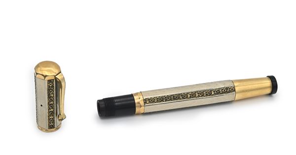 Waterman 42 - Penna stilografica retrattile vintage in ebonite rivestita da un prezioso lavoro di metallo argentato e filigrana laminata in oro giallo 18 Kt