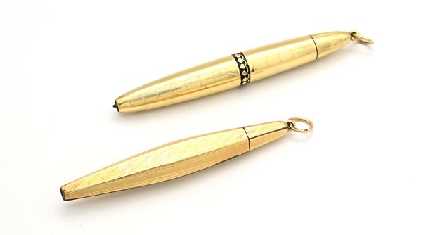 2 Portamine telescopici vintage in metallo placcato in oro giallo 18 Kt inciso e cesellato (difetti al meccanismo di estrazione)