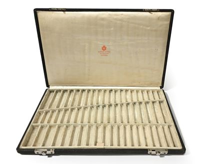 Scatola Rivestita di Percallina Contenente un Vassoio Portapenne Vintage a 3 Scomparti in Velluto...