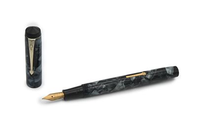 Conway Stewart - Penna Stilografica in Celluloide Marmorizzata con Particolari in Metallo Dorato
