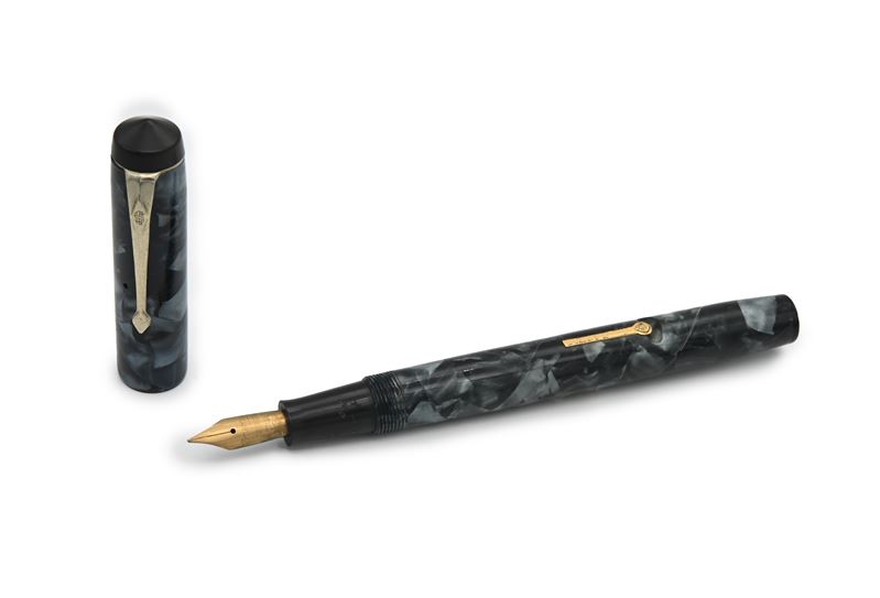 Conway Stewart - Penna Stilografica in Celluloide Marmorizzata con Particolari in Metallo Dorato