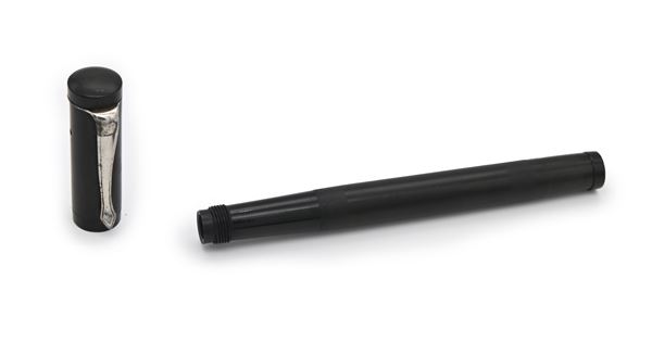 Mediolanum - Penna a serbatoio italiana in ebanite con particolari in metallo cromato Pennino in vetro 