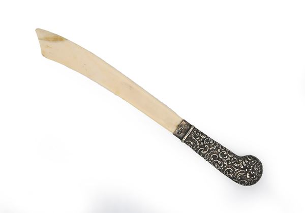 Tagliacarte con manico in argento sterling sbalzato Birmingham 