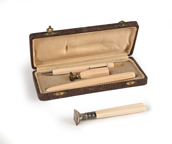 Set da scrivania in bachelite e metallo con sigillo, tagliacarte e matita; sigillo in bachelite ed argento