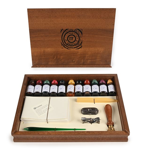 La Murrina Murano - Set da scrittura entro scatola originale di legno contenente: penna di vetro, pennini, porta pennini, sigillo, ceralacca, biglietti e buste da visita, e boccette d'inchiostro di colori varii