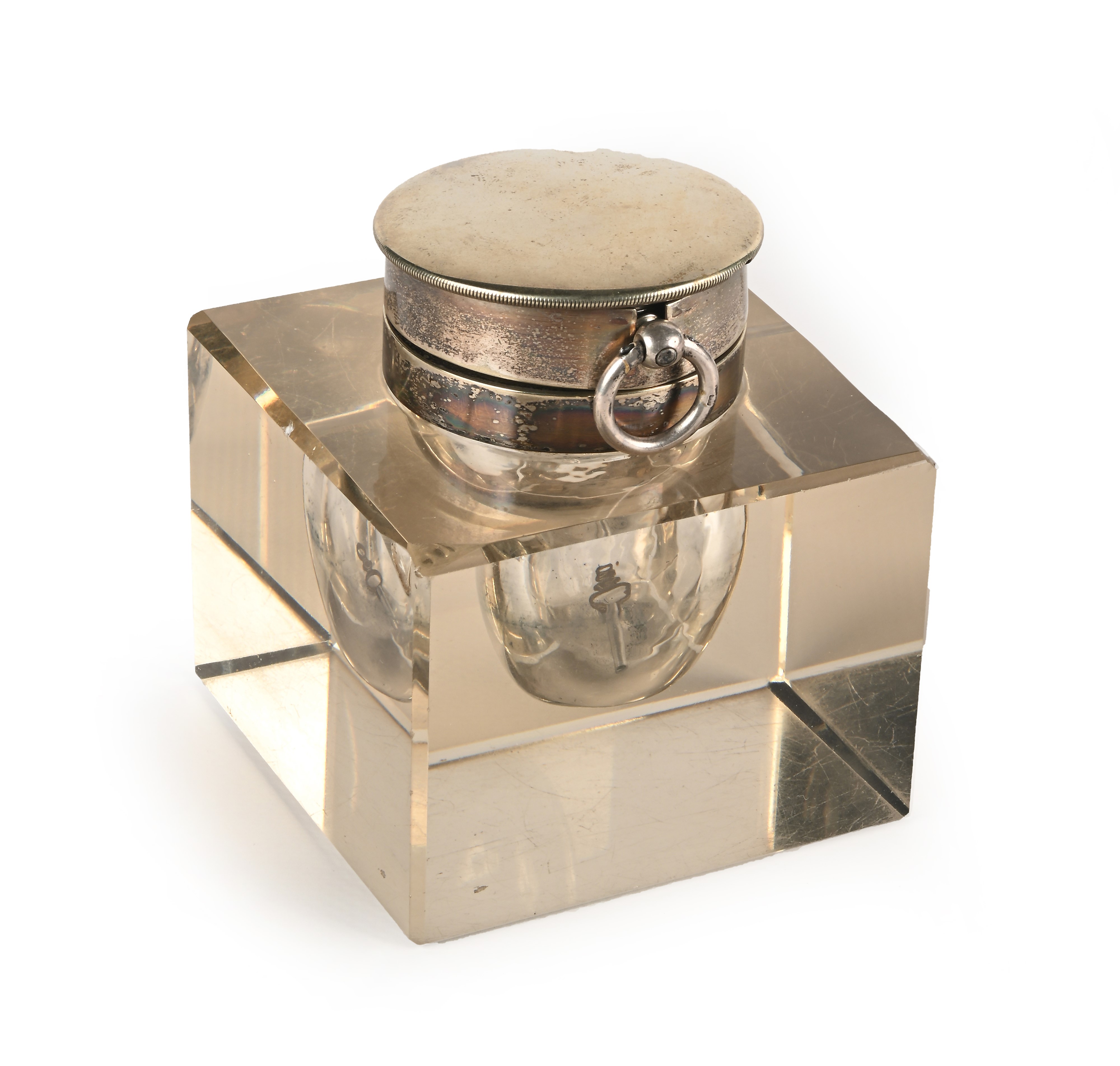 Calamaio in vetro con tappo in metallo argentato contenente un orologio inglese da tasca a carica...