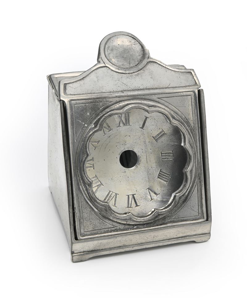 Cassa di Orologio da Tavolo in Peltro con Quadrante Inciso e Vetro a Lente (mancante di Meccanism...