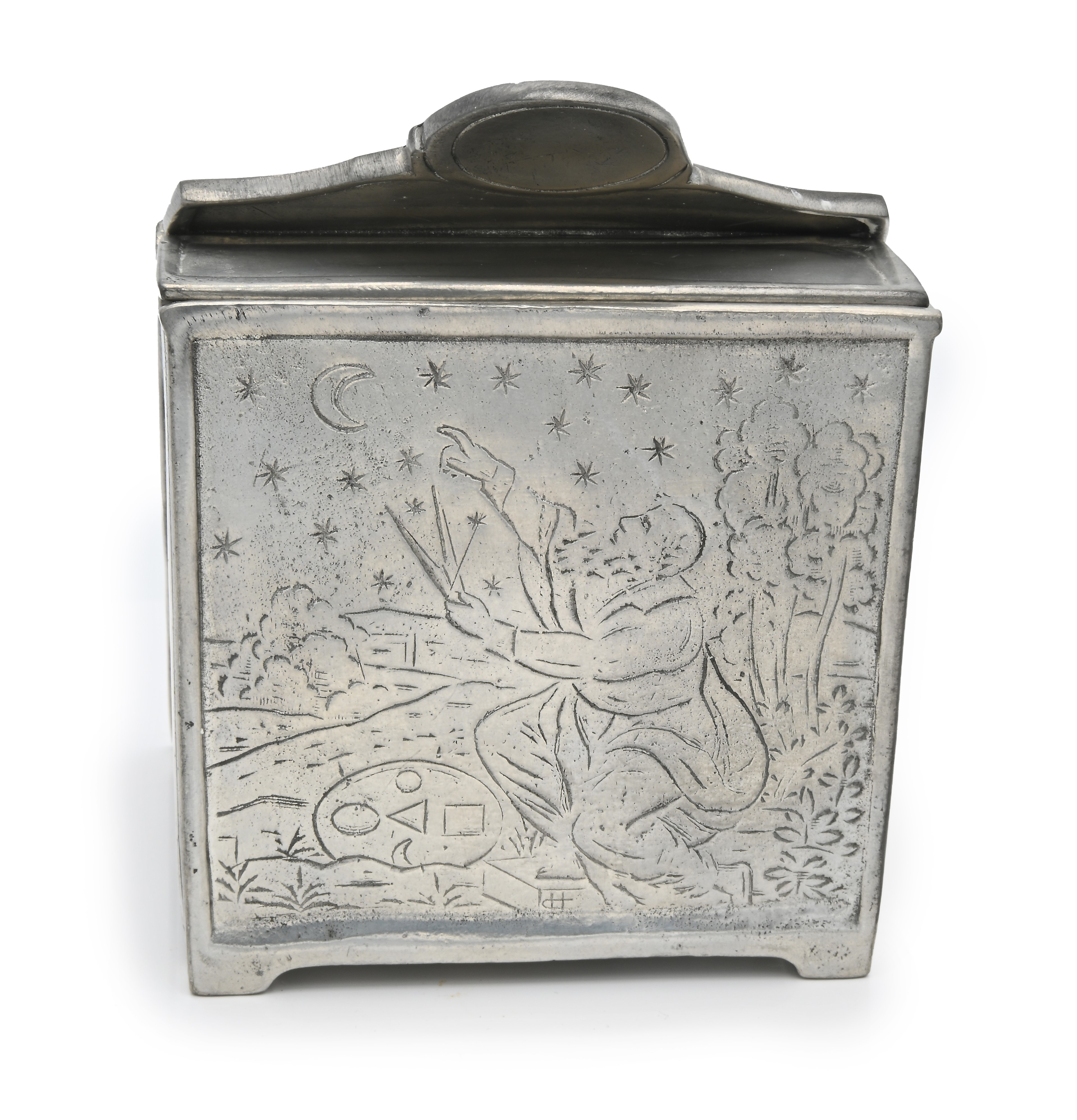 Cassa di orologio da tavolo in peltro con quadrante inciso e vetro a lente (mancante di meccanism...