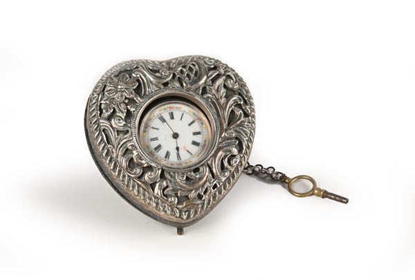 Porta orologio a forma di cuore in legno rivestito in velluto e lamina d'argento sterling Birmingham 1897 con all'interno un orologio monachina con carica con chiavetta, cassa in argento sterling punzonata Birmingham 1911