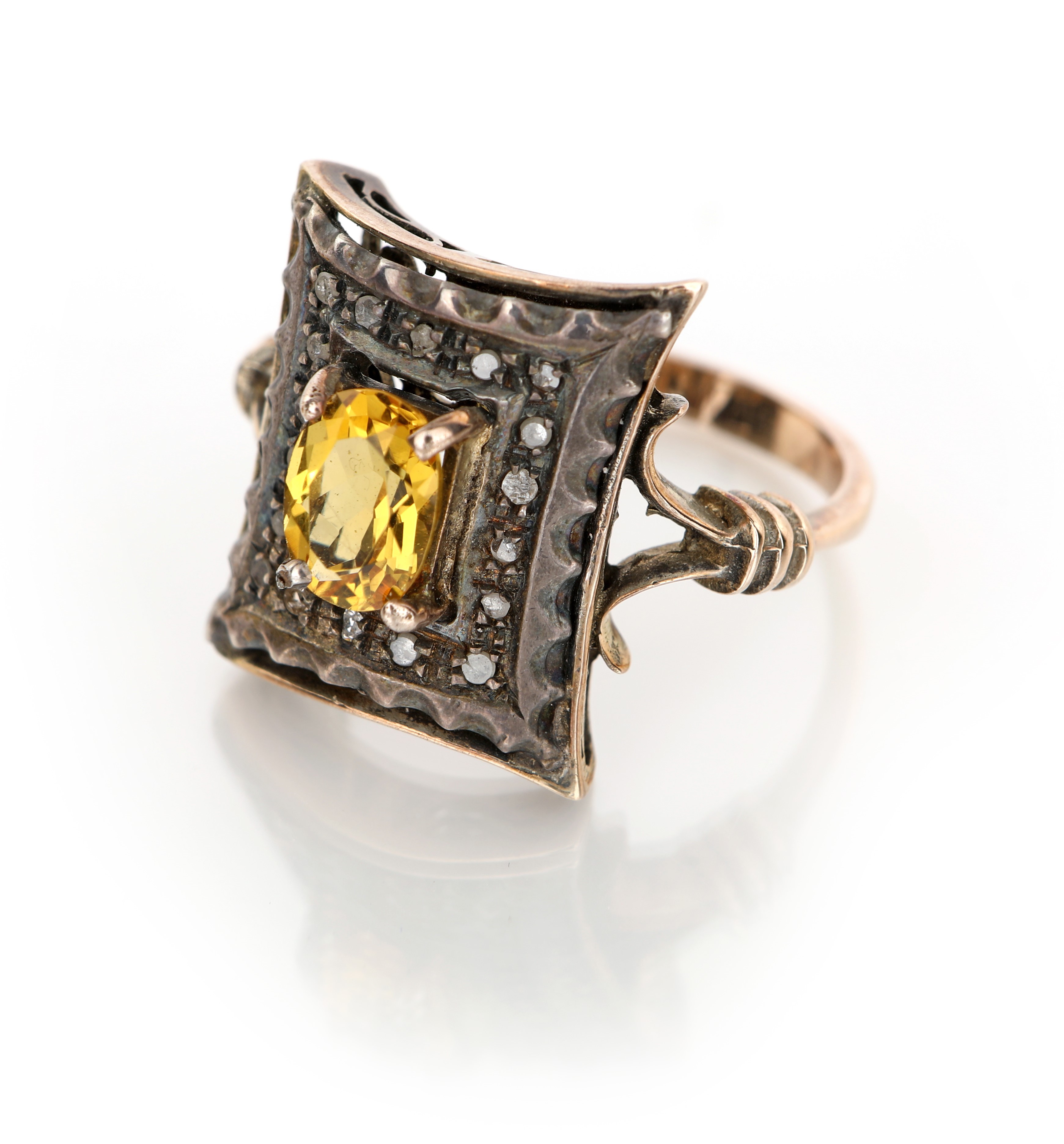 Anello rettangolare in oro, quarzo citrino e diamanti